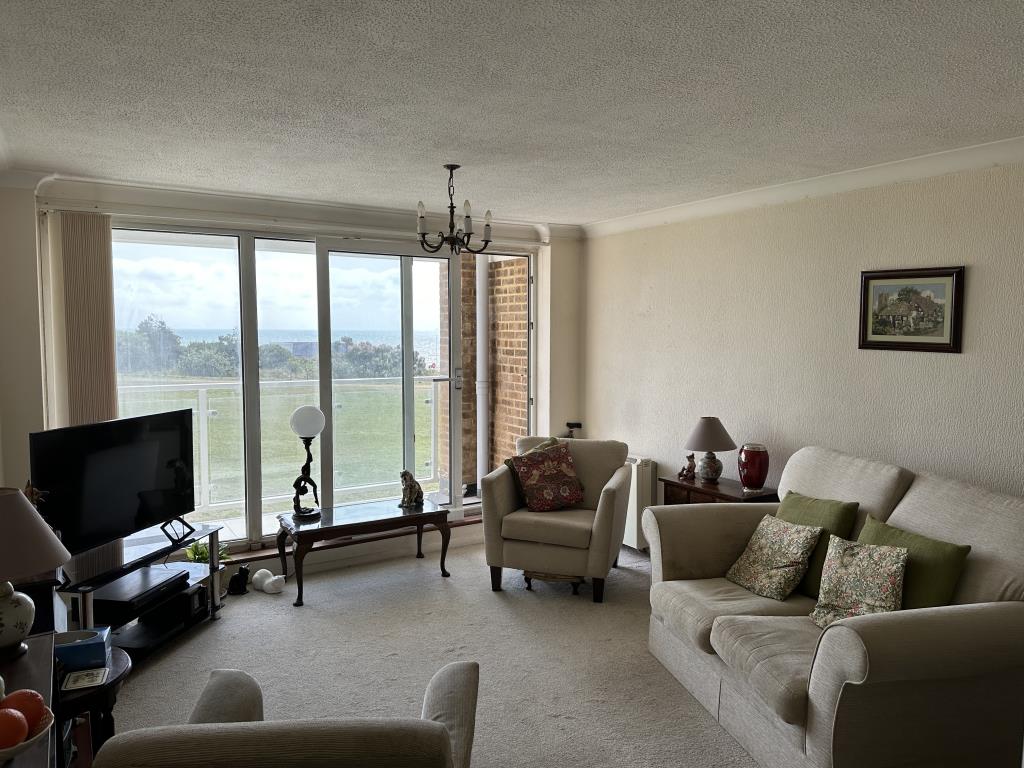Lot: 50 - FIRST FLOOR FLAT WITH SEA VIEWS AND GARAGE - Living Room